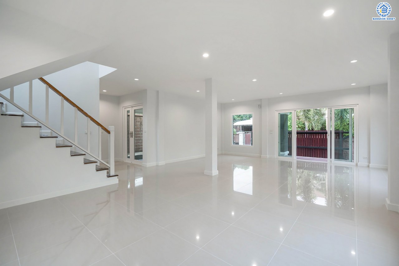 บ้านมือสองตกแต่งใหม่ แบรนด์ Q.House โครงการ คาซ่าแกรนด์ รัตนาธิเบศร์-ราชพฤกษ์ หลังมุม เนื้อที่ 87.5 ตร.ว. ฟังก์ชัน 3 ห้องนอน 4 ห้องน้ำ จอดรถได้ 2 คัน พร้อม Facilities ครบครัน บนทำเลเดินทางสะดวก ติดถนนราชพฤกษ์ ใกล้เซ็นทรัลเวสต์เกต และรถไฟฟ้าสายสีม่วง "สถานีบางรักใหญ่"